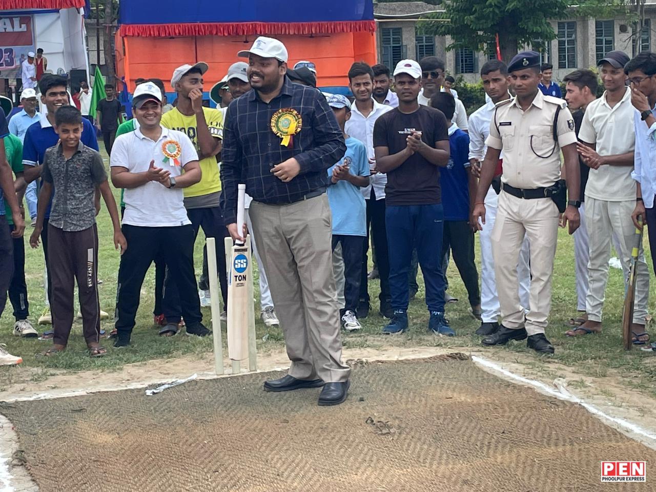 फोटो - रीजनल क्रिकेट का विधिवत उद्घाटन करते डीएम